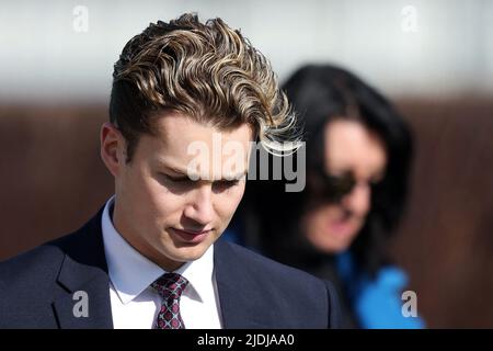 Alex Joseph Pritchard è un ballerino e coreografo britannico, durante la riunione di corsa di cavalli del Cheltenham Festival. Foto Stock