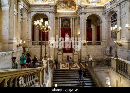 MADRID, SPAGNA - 24 MAGGIO 2017: Questa è la scala principale nella lobby del Palazzo reale. Foto Stock