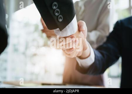 Gli imprenditori asiatici si congratulano con l'accordo tra le due aziende per aumentare gli investimenti e la forza finanziaria. Concetto di trattativa Foto Stock