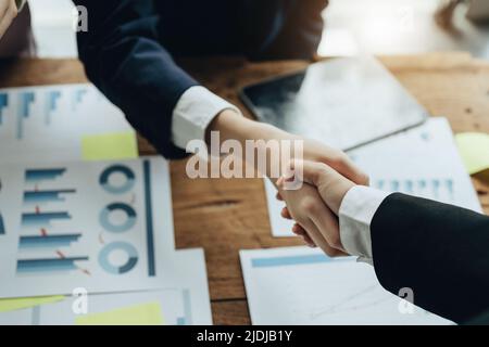 Gli imprenditori asiatici si congratulano con l'accordo tra le due aziende per aumentare gli investimenti e la forza finanziaria. Concetto di trattativa Foto Stock