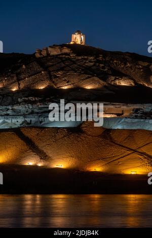 Vista delle Tombe dei Nobili dal Nilo ad Assuan, Alto Egitto Foto Stock