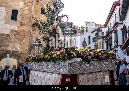 Carmona, Spagna - 18 giugno 2022 Corpus Domini di Carmona, processione religiosa per le strade, trasferimento dalla chiesa di San Blas della Vergine della Rosa Foto Stock