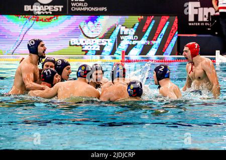 SZEGED, UNGHERIA - GIUGNO 21: Team Serbia prima dell'inizio della partita, Branislav Mitrovic di Serbia, Dusan Mandic di Serbia, Lazar Dobozanov di Serbia, Dorde Lazic di Serbia durante il FINA World Championships Budapest 2022 partita tra Stati Uniti d'America e Serbia il 21 giugno 2022 a Szeged, Ungheria (Foto di Albert ten Hove/Orange Pictures) Foto Stock