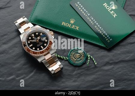 Un orologio da polso Rolex Oyster con data perpetua. GMT Master II . Braccialetto in acciaio Oyster e Everose. Foto Stock