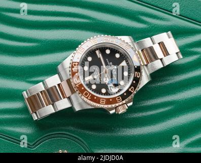 Un orologio da polso Rolex Oyster con data perpetua. GMT Master II . Braccialetto in acciaio Oyster e Everose. Foto Stock