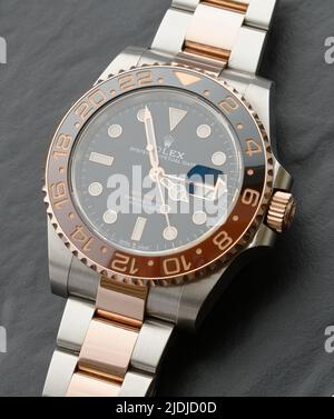 Un orologio da polso Rolex Oyster con data perpetua. GMT Master II . Braccialetto in acciaio Oyster e Everose. Foto Stock