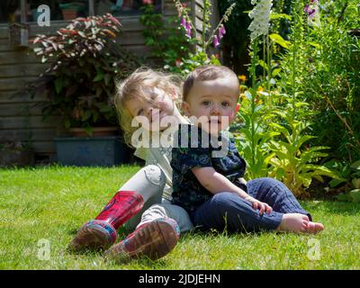 Fratello e sorella in giardino, Devon, Regno Unito Foto Stock