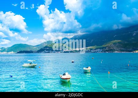 Bellissimo paesaggio estivo della costa adriatica nella Riviera di Budva - vista dalla famosa spiaggia di Sveti Stefan, Montenegro Foto Stock