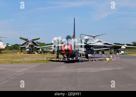 Una luce elettrica del F6 raffigurata con altri aerei statici allo Yorkshire Air Museum di Elvington, North Yorkshire, Regno Unito Foto Stock