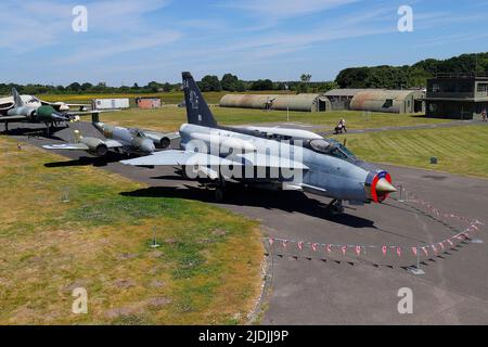 Una luce elettrica del F6 raffigurata con altri aerei statici allo Yorkshire Air Museum di Elvington, North Yorkshire, Regno Unito Foto Stock