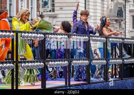 Cast del musical hit 'Mamma mia' che appare nella Paginadi del Giubileo del platino mentre procede lungo Whitehall il quarto e ultimo giorno della Regina Foto Stock