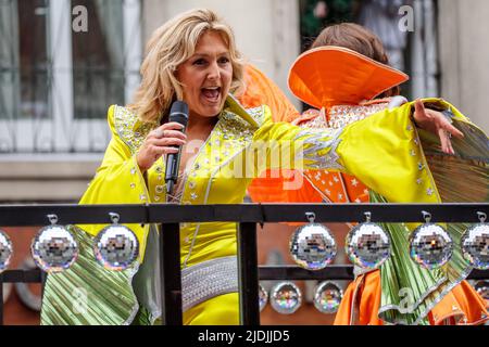 Cast del musical hit 'Mamma mia' che appare nella Paginadi del Giubileo del platino mentre procede lungo Whitehall il quarto e ultimo giorno della Regina Foto Stock