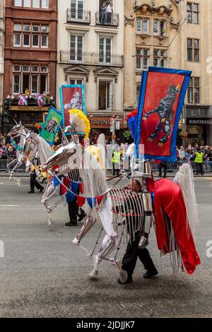 Il Pageant del Giubileo del platino procede lungo Whitehall il quarto e ultimo giorno delle celebrazioni del Giubileo del platino della Regina. Foto Stock