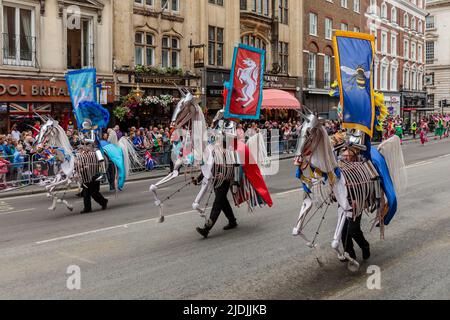 Il Pageant del Giubileo del platino procede lungo Whitehall il quarto e ultimo giorno delle celebrazioni del Giubileo del platino della Regina. Foto Stock