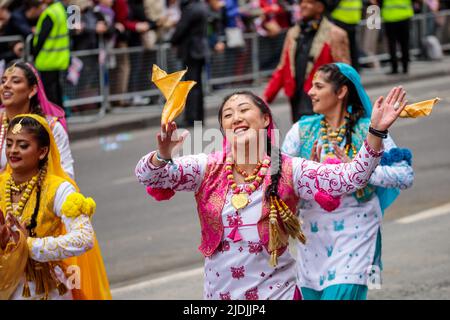 Il Pageant del Giubileo del platino procede lungo Whitehall il quarto e ultimo giorno delle celebrazioni del Giubileo del platino della Regina. Foto Stock