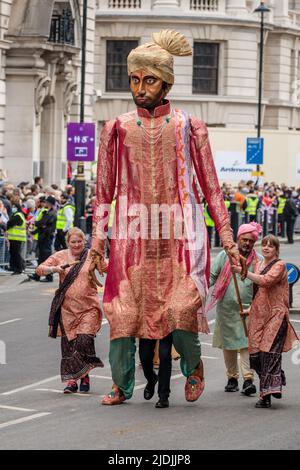 Il Pageant del Giubileo del platino procede lungo Whitehall il quarto e ultimo giorno delle celebrazioni del Giubileo del platino della Regina. Foto Stock