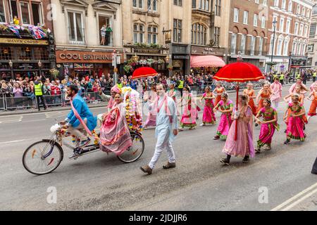 Il Pageant del Giubileo del platino procede lungo Whitehall il quarto e ultimo giorno delle celebrazioni del Giubileo del platino della Regina. Foto Stock