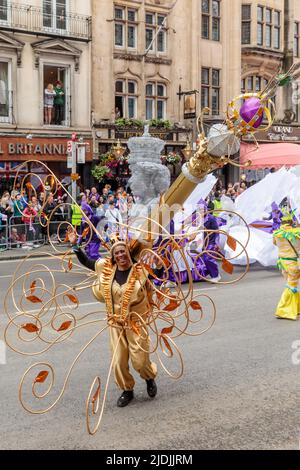 Il Pageant del Giubileo del platino procede lungo Whitehall il quarto e ultimo giorno delle celebrazioni del Giubileo del platino della Regina. Foto Stock