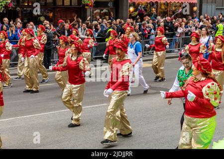 Il Pageant del Giubileo del platino procede lungo Whitehall il quarto e ultimo giorno delle celebrazioni del Giubileo del platino della Regina. Foto Stock