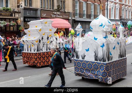 Il Pageant del Giubileo del platino procede lungo Whitehall il quarto e ultimo giorno delle celebrazioni del Giubileo del platino della Regina. Foto Stock