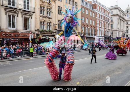 Il Pageant del Giubileo del platino procede lungo Whitehall il quarto e ultimo giorno delle celebrazioni del Giubileo del platino della Regina. Foto Stock