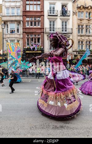 Il Pageant del Giubileo del platino procede lungo Whitehall il quarto e ultimo giorno delle celebrazioni del Giubileo del platino della Regina. Foto Stock