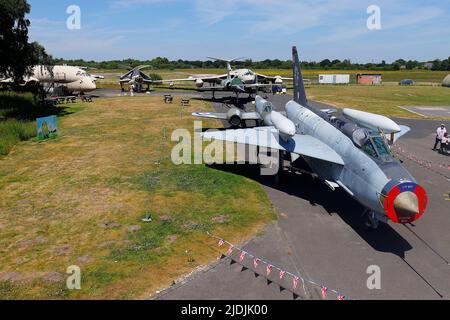 Una luce elettrica del F6 raffigurata con altri aerei statici allo Yorkshire Air Museum di Elvington, North Yorkshire, Regno Unito Foto Stock