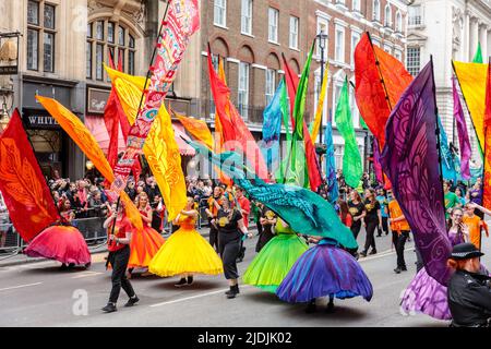 Il Pageant del Giubileo del platino procede lungo Whitehall il quarto e ultimo giorno delle celebrazioni del Giubileo del platino della Regina. Foto Stock