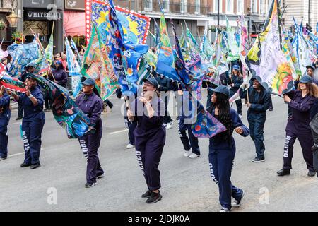 Il Pageant del Giubileo del platino procede lungo Whitehall il quarto e ultimo giorno delle celebrazioni del Giubileo del platino della Regina. Foto Stock