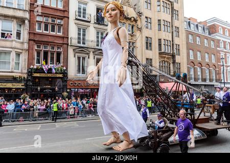Il Pageant del Giubileo del platino procede lungo Whitehall il quarto e ultimo giorno delle celebrazioni del Giubileo del platino della Regina. Foto Stock