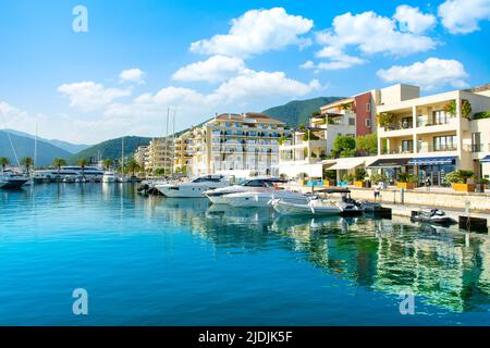 Tivat, Montenegro - 18 giugno 2022: Paesaggio del porto turistico di Porto Montenegro con le residenze sul mare e la bella passeggiata Foto Stock