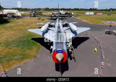 Una luce elettrica del F6 raffigurata con altri aerei statici allo Yorkshire Air Museum di Elvington, North Yorkshire, Regno Unito Foto Stock