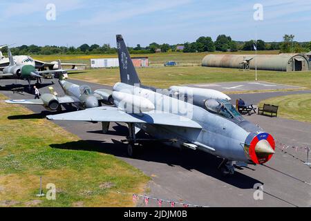 Una luce elettrica del F6 raffigurata con altri aerei statici allo Yorkshire Air Museum di Elvington, North Yorkshire, Regno Unito Foto Stock