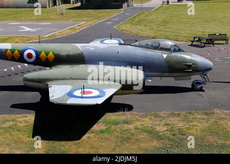 Una mostra restaurata di Gloster Meteor F8 allo Yorkshire Air Museum di Elvington, North Yorkshire Foto Stock