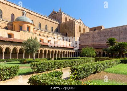 Cortile del Chiostro Benedettino accanto all'Abbazia di Monreale, Palermo, Italia Foto Stock