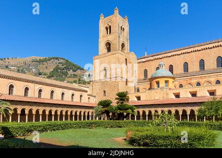 Cortile e la torre del Chiostro Benedettino accanto all'Abbazia di Monreale, Palermo, Italia Foto Stock