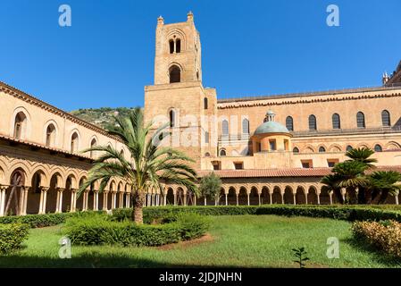 Cortile e la torre del Chiostro Benedettino accanto all'Abbazia di Monreale, Palermo, Italia Foto Stock