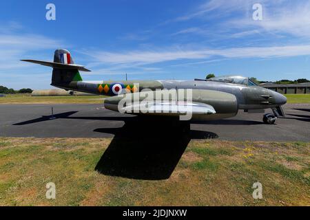 Una mostra restaurata di Gloster Meteor F8 allo Yorkshire Air Museum di Elvington, North Yorkshire Foto Stock