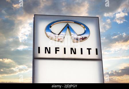 Samara, Russia - 18 giugno 2022: Firma della concessionaria con il logo di Infinity automaker. Infiniti è la divisione di veicoli di lusso del giapponese automobilistico NIS Foto Stock