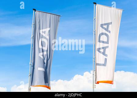 Samara, Russia - 18 giugno 2022: Bandiere della concessionaria ufficiale Lada. Lada è un'azienda automobilistica russa Foto Stock