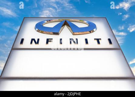 Samara, Russia - 18 giugno 2022: Firma della concessionaria con il logo di Infinity automaker. Infiniti è la divisione di veicoli di lusso del giapponese automobilistico NIS Foto Stock