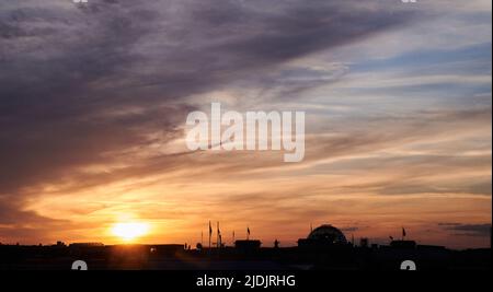 Berlino, Germania. 21st giugno 2022. Il sole tramonta accanto al Reichstag (r). Credit: Annette Riedl/dpa/Alamy Live News Foto Stock