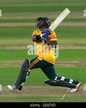 Notts OutlawsÕ Samit Patel pipistrela durante il Vitality Blast T20, North Group Match a Trent Bridge, Nottingham. Data foto: Martedì 21 giugno 2022. Foto Stock