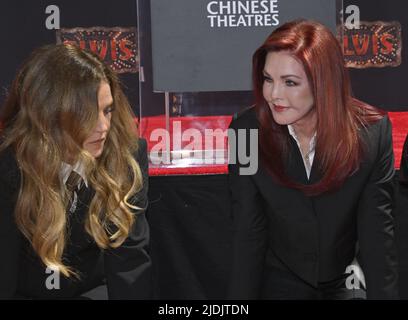 Los Angeles, Stati Uniti. 21st giugno 2022. Lisa Marie Presley (L) e Priscilla Presley partecipano a una cerimonia a mano che immortala i membri della famiglia Elvis Presley nel piazzale del TCL Chinese Theatre (ex Grauman's) nella sezione di Hollywood di Los Angeles martedì 21 giugno 2022. Foto di Jim Ruymen/UPI Credit: UPI/Alamy Live News Foto Stock