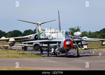 Una luce elettrica del F6 raffigurata con altri aerei statici allo Yorkshire Air Museum di Elvington, North Yorkshire, Regno Unito Foto Stock