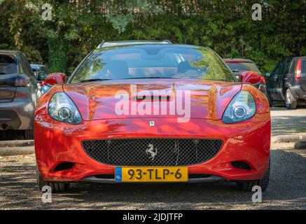 Valkenburg, Provincia Limburg, Paesi Bassi, 05.06.2022, Vista frontale della vettura sportiva Ferrari California da 2012 in rosso Foto Stock