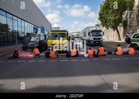 Berlino, Germania. 21st giugno 2022. Diversi attivisti climatici della Letzte Generation, ultima generazione, si sono bloccati e incollati alle autostrade tedesche a Berlino il 21 giugno 2022, causando ingorghi stradali sull'autostrada A100, Autobahn A100, una delle autostrade più trafficate della Germania. Hanno tenuto i segni in su con l'iscrizione conservano l'olio invece di drillin. (Credit Image: © Michael Kuenne/PRESSCOV via ZUMA Press Wire) Foto Stock