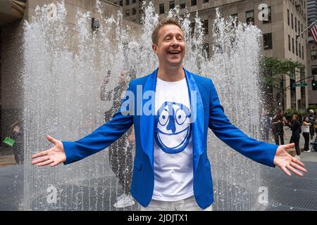 New York, Stati Uniti. 21st giugno 2022. L'artista berlinese Jeppe Hein presenta la sua nuova, grande scultura d'acqua 'Changing Spaces' davanti al 30 Rockefeller Plaza di New York, New York, il 21 giugno 2022. L'installazione artistica interattiva consiste in pareti d'acqua che sparano a caso, racchiudendo i visitatori nelle sue tasche sempre mutevoli di forme e spazi. (Foto di Gabriele Holtermann/Sipa USA) Credit: Sipa USA/Alamy Live News Foto Stock