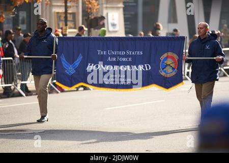 Manhattan, New York, USA - Novembre 11. 2019: Bandiera della Guardia d'onore dell'Aeronautica militare degli Stati Uniti Foto Stock