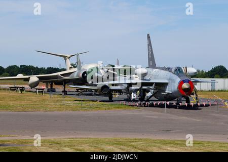 Una luce elettrica del F6 raffigurata con altri aerei statici allo Yorkshire Air Museum di Elvington, North Yorkshire, Regno Unito Foto Stock